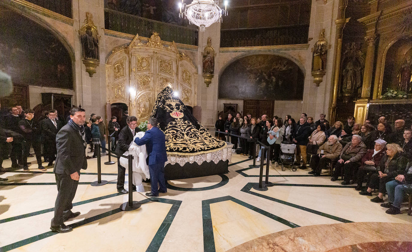 Las primeras visitas para ver el manto de la Virgen de la Soledad