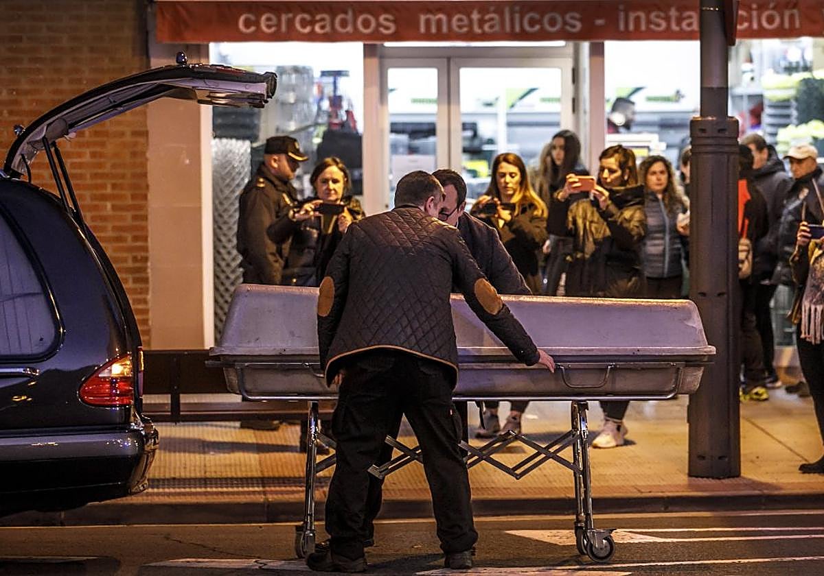 Trabajadores de una funeraria trasladan el cadáver de Pedro José Sáez el pasado 18 de febrero de 2020.