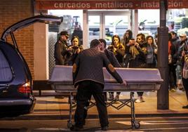 Trabajadores de una funeraria trasladan el cadáver de Pedro José Sáez el pasado 18 de febrero de 2020.