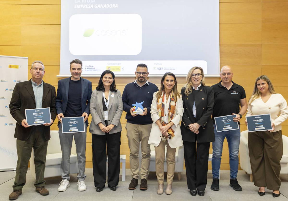 Ganador, finalistas y organizadores, tras la entrega de premios.