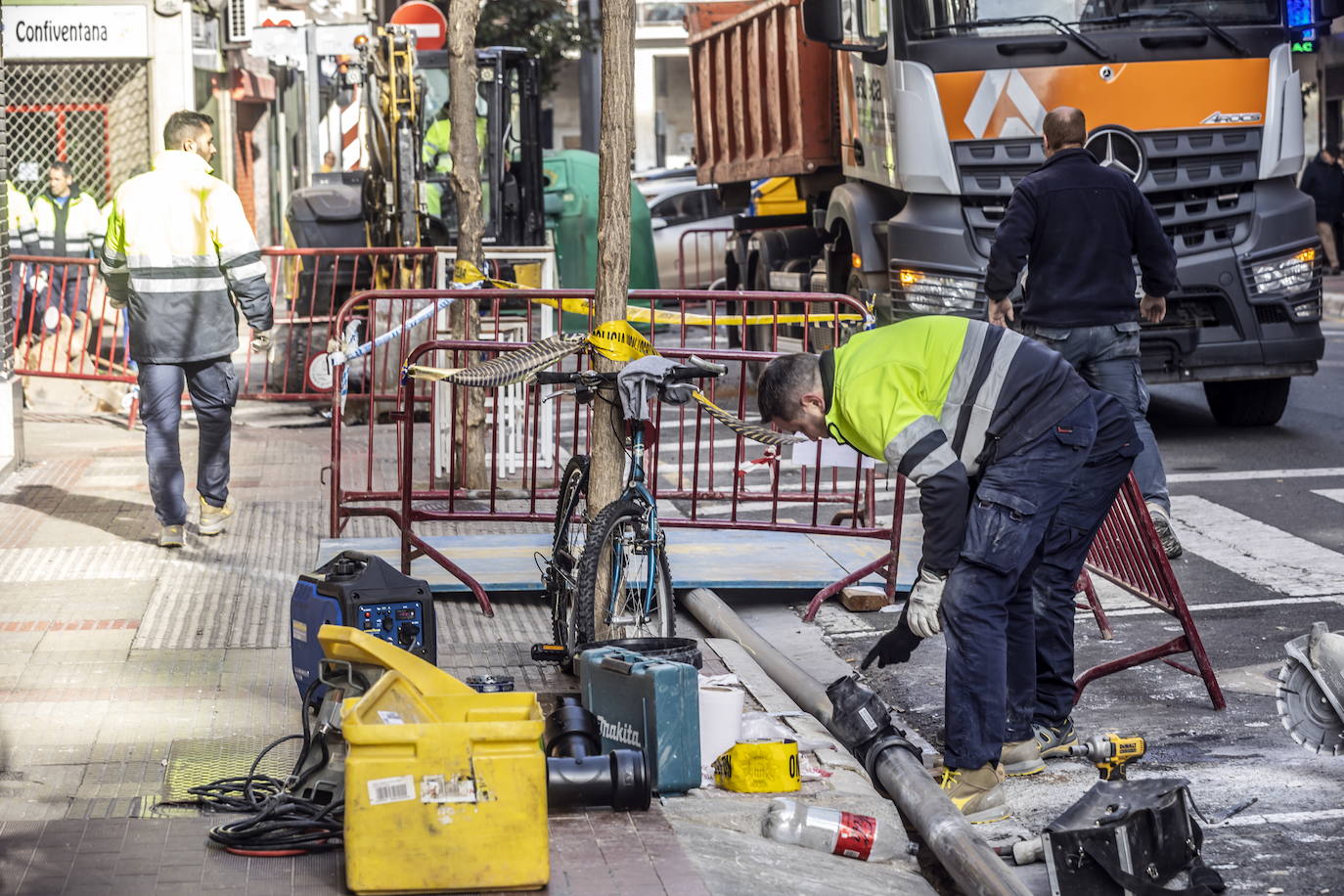 Obras de instalación de la red provisional de abastecimiento de agua en la calle Lardero el pasado enero.