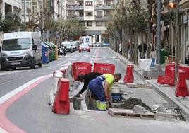 Obras en el carril bici de avenida de Portugal ya suprimido.