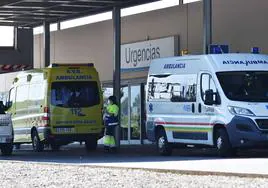 Ambulancias en la puerta de Urgencias del Hospital San Pedro.