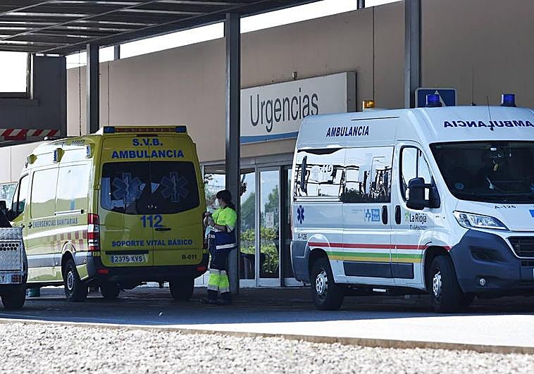 Ambulancias en la puerta de Urgencias del Hospital San Pedro.