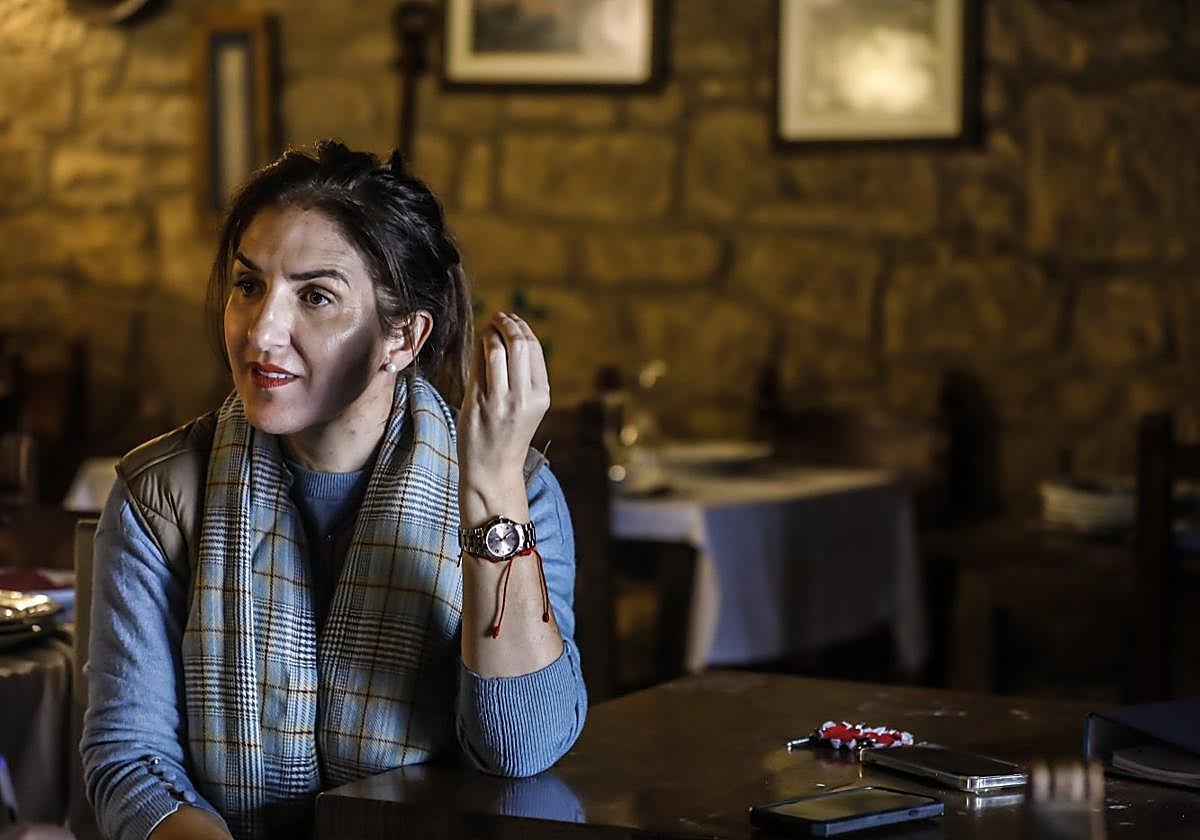 Yolanda Castillo, hija de Guillermo, sentada en una de las mesas del restaurante familiar, que permanece cerrado.
