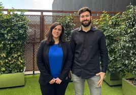 La calagurritana Ana Escorza y el logroñés Miguel Aguilera, el martes, en Barcelona tras la ceremonia de las becas 'Junior leader' de La Caixa .