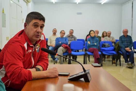 Sáenz León, con el chándal del Club Recreativo Villamediana, en su último pleno. Al fondo, Antoñanzas.