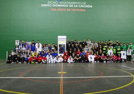 Diecisiete clubes deportivos de Santo Domingo de la Calzada se reunieron ayer, en el polideportivo Margubete, para mandar un mensaje de apoyo a la familia de Javier Márquez.