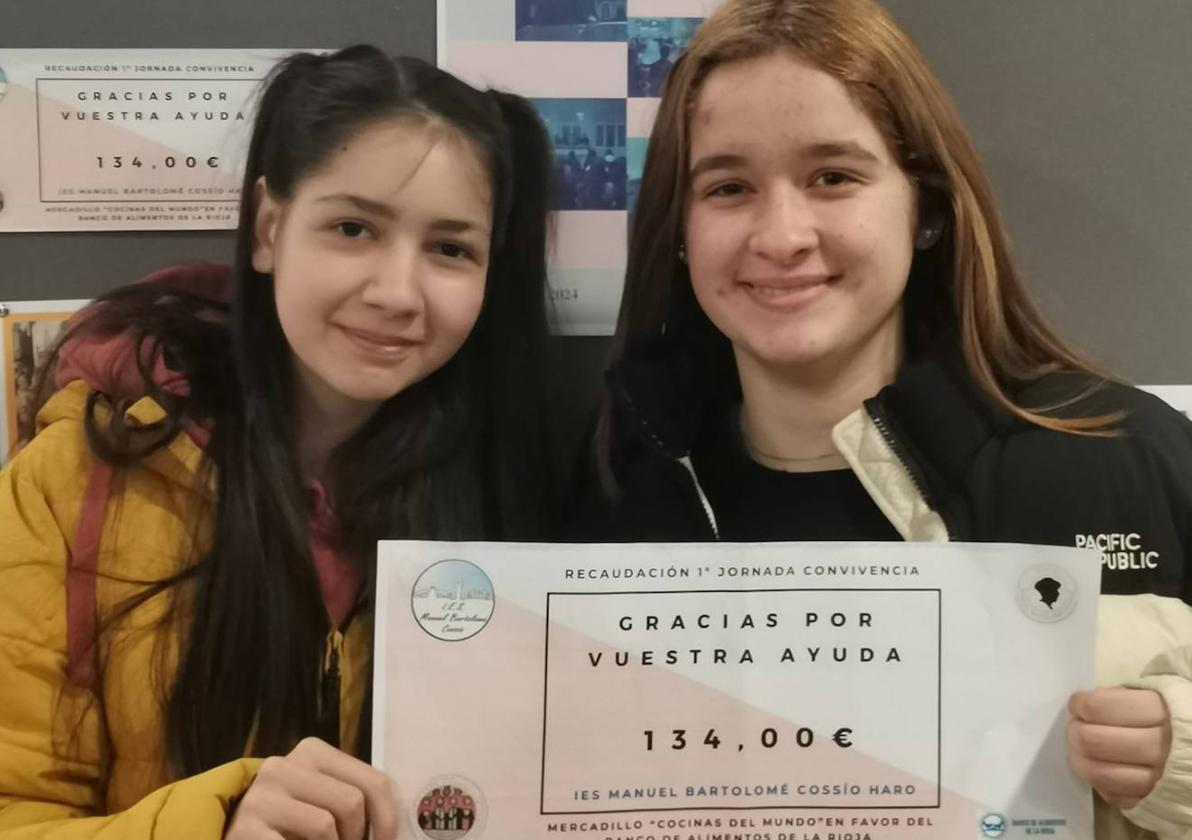 Dos alumnas del 'Cossio', con el cheque