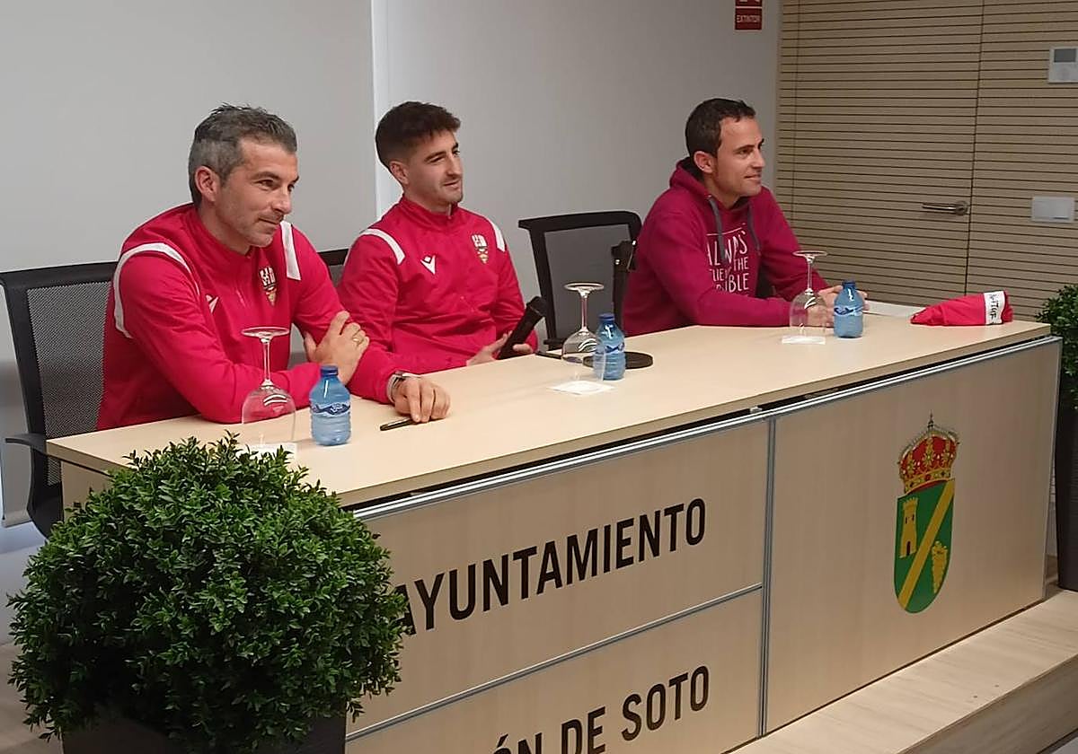 Iñaki, Titi y Parri, con los alumnos de Rincón de Soto