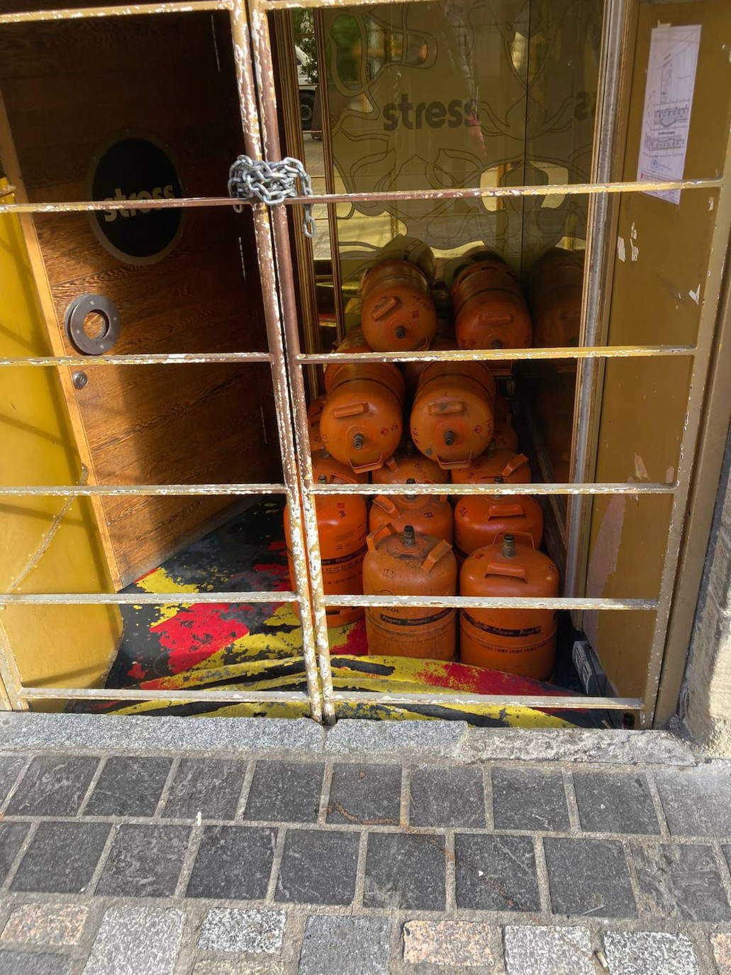 Bombonas de butano acumuladas en uno de los establecimiento de la calle Bretón de los Herreros.