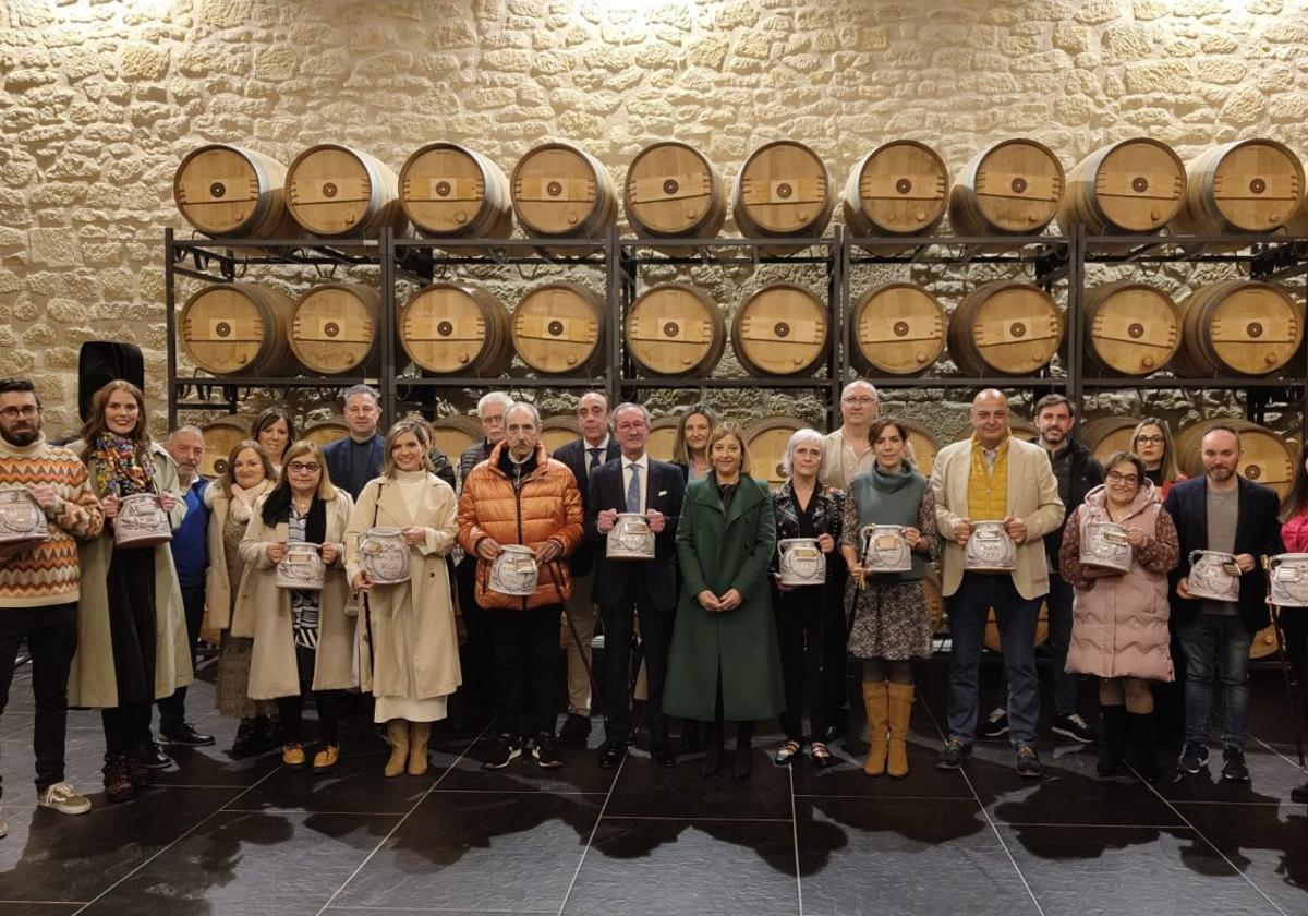 Ambas corporaciones durante el acto celebrado ayer.