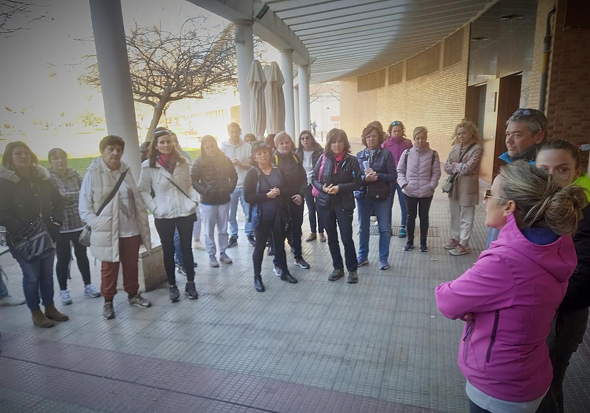 Noelia Pascual reunida con voluntarios antes de iniciar la jornada de búsqueda.