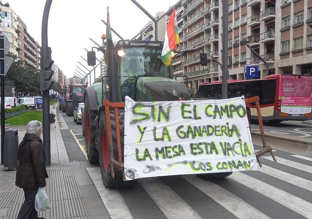 Una treintena de tractores vuelve a las calles de Logroño