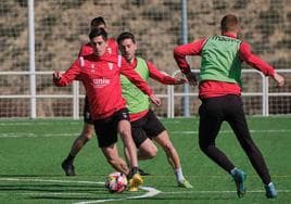 Seguin avanza con el balón perseguido por Urcelay.