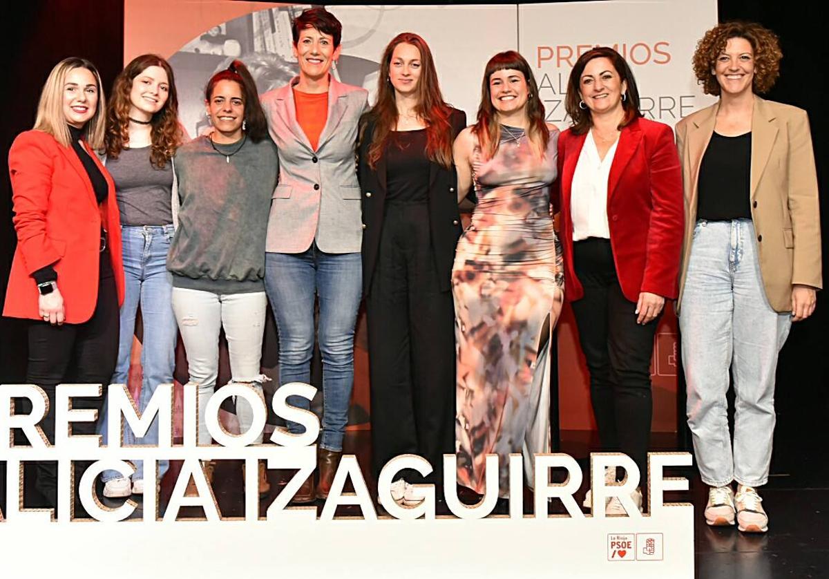 Foto de grupo de las galardonadas, con la ministra con la americana gris, en la tercera edición de los premios Alicia Izaguirre del PSOE riojano, en la Sala Negra.