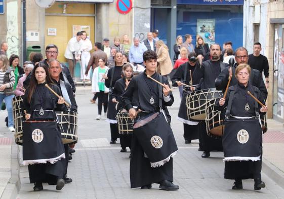 El público acompañó a las bandas en el desfile y en la actuación; en la foto, la del Santo Entierro de Alfaro.