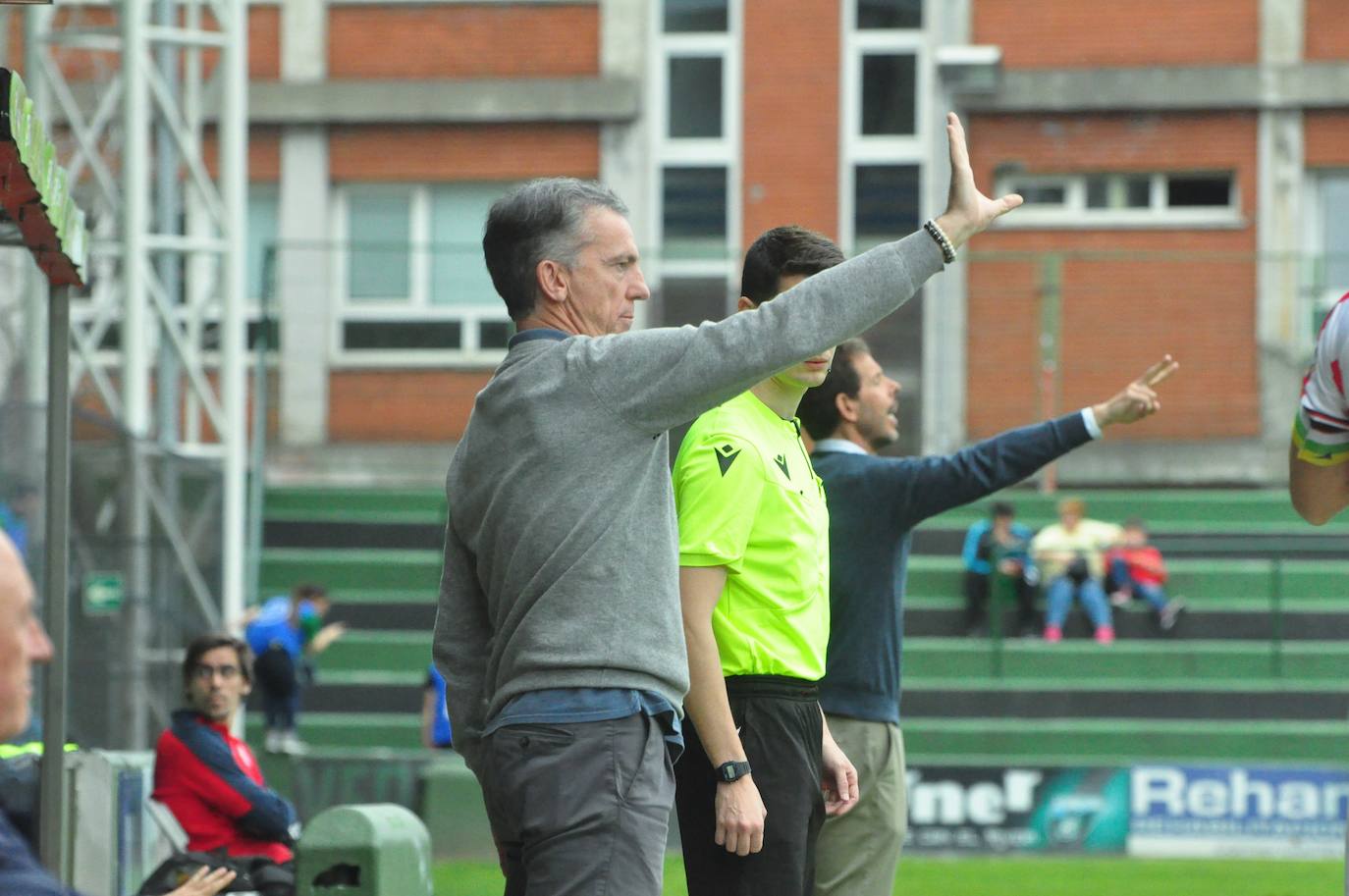 Aitor Larrazabal da instrucciones desde la banda en Sestao