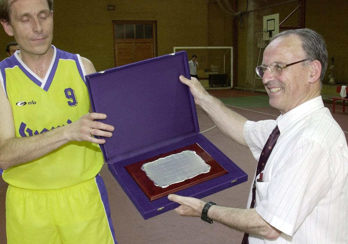 Olleta, a la derecha, recibe de sus pupilos una placa conmemorativa como homenaje a su labor.