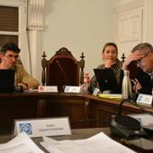 Celebración del pleno de febrero en el Ayuntamiento de Calahorra con la silla de Elisa Garrido vacía.
