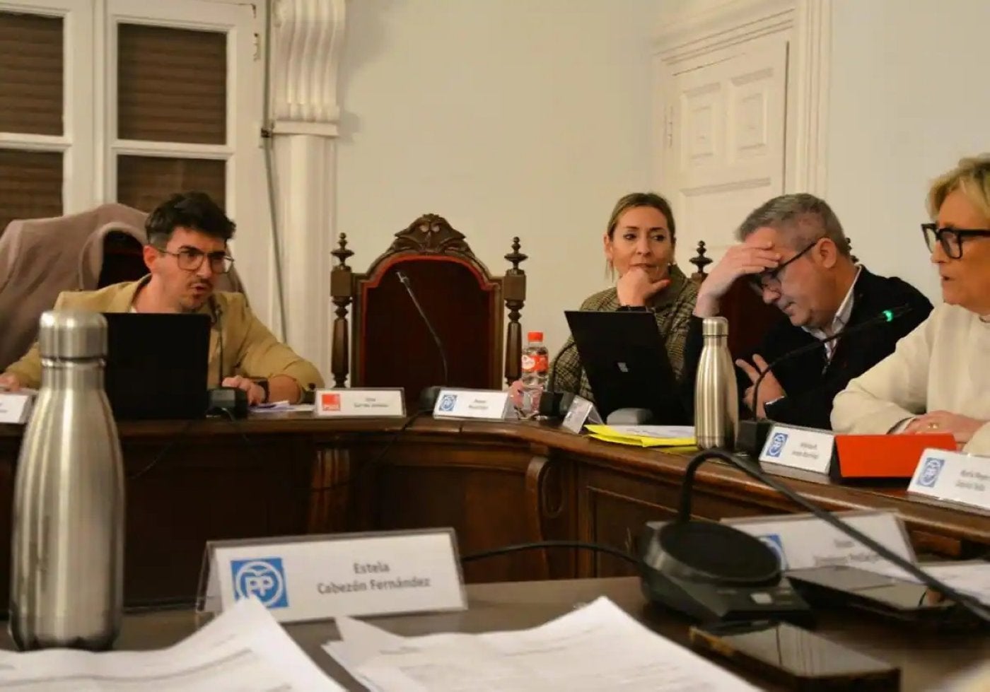 Celebración del pleno de febrero en el Ayuntamiento de Calahorra con la silla de Elisa Garrido vacía.