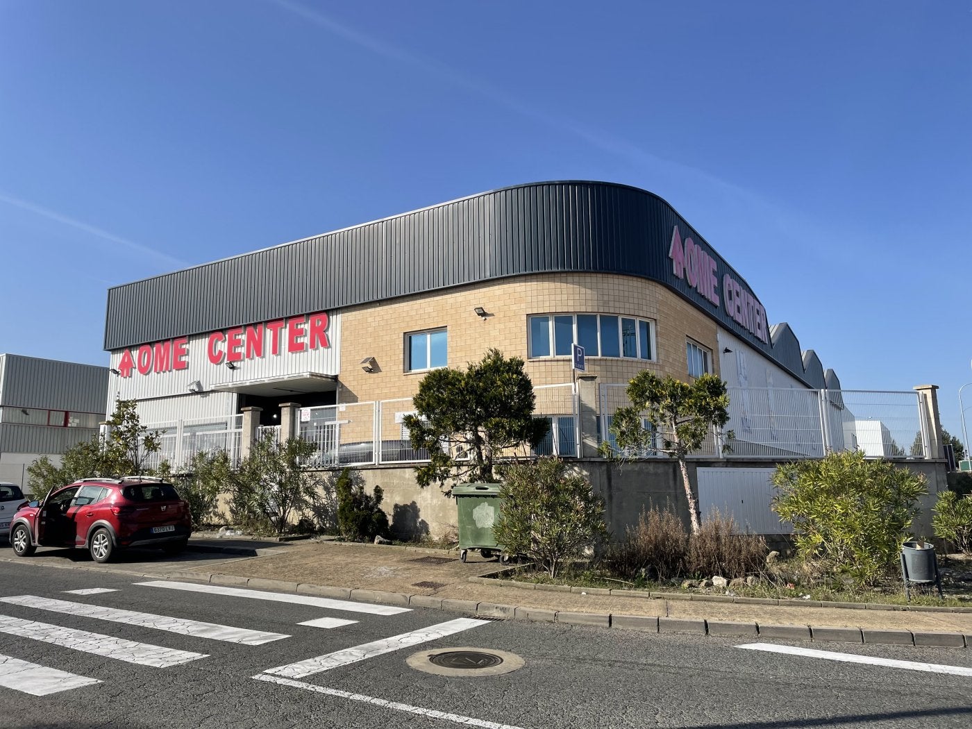 Exterior del bazar en el que se perpetró el robo el sábado por la tarde.