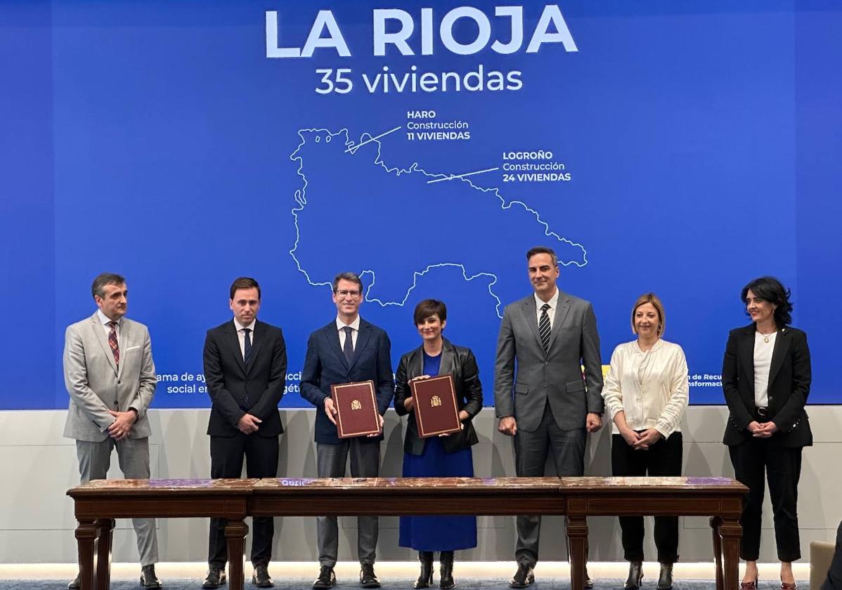 Imagen del acto de firma entre el presidente del Gobierno de La Rioja y la ministra de Vivienda y Agenda Urbana para la construcción de 35 viviendas de alquiler social en La Rioja.