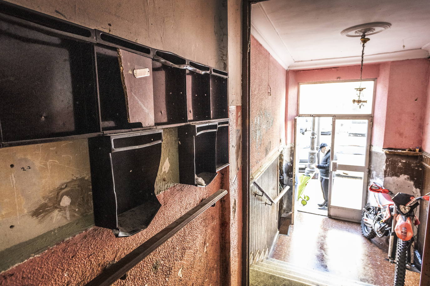 Portal de Avenida de Navarra, 16, donde se produjo la violación grupal.