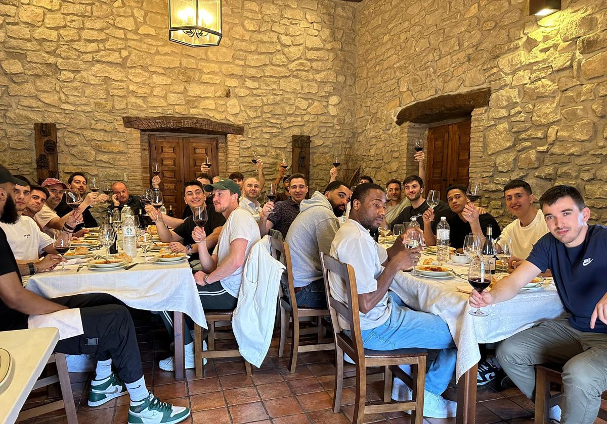 Plantilla, cuerpo técnico y directivos, ayer en Bodegas Riojanas.