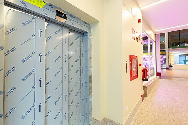 Interior del mercado de San Blcas, concretamente con los nuevos ascensores.