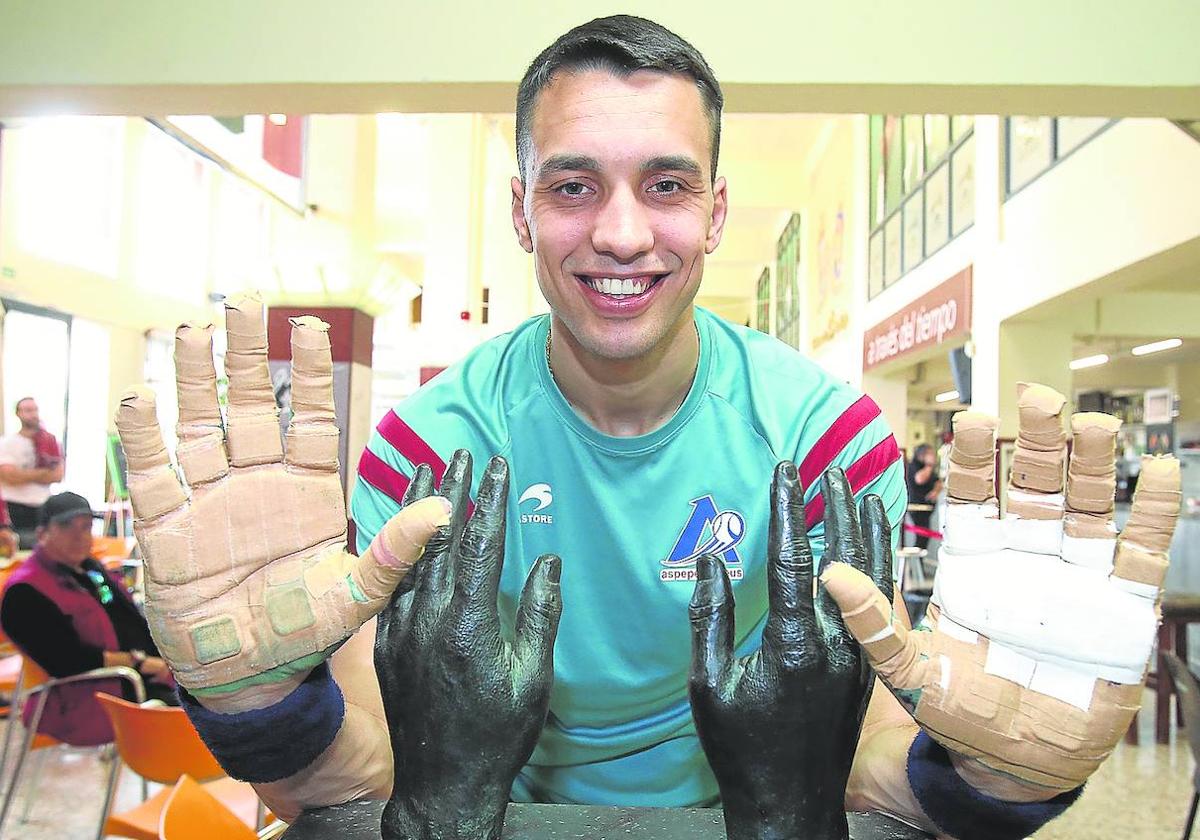 Javier Zabala posa preparado para entrenar en el bar del frontón Adarraga.