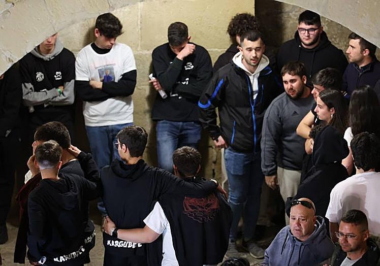 Los amigos de Javier, del chamizo Margubete 47, rotos por el dolor.