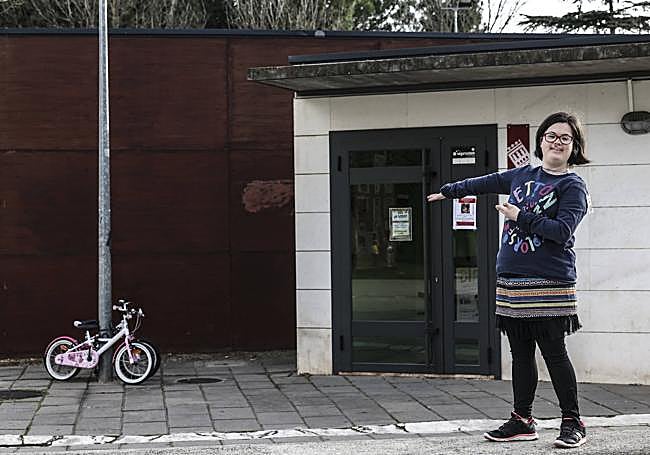 Paula, a la entrada de la ludoteca en la que trabaja.