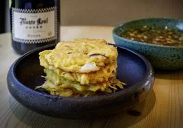 La tortilla de patata y bacalao, con su salsa chimichurri.