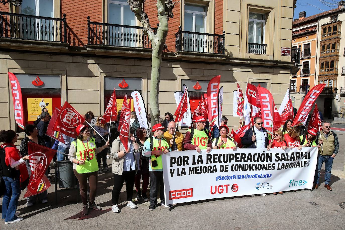 Cabecera de la movilización que a mediodía ha recorrido el entorno del Espolón de Logroño.