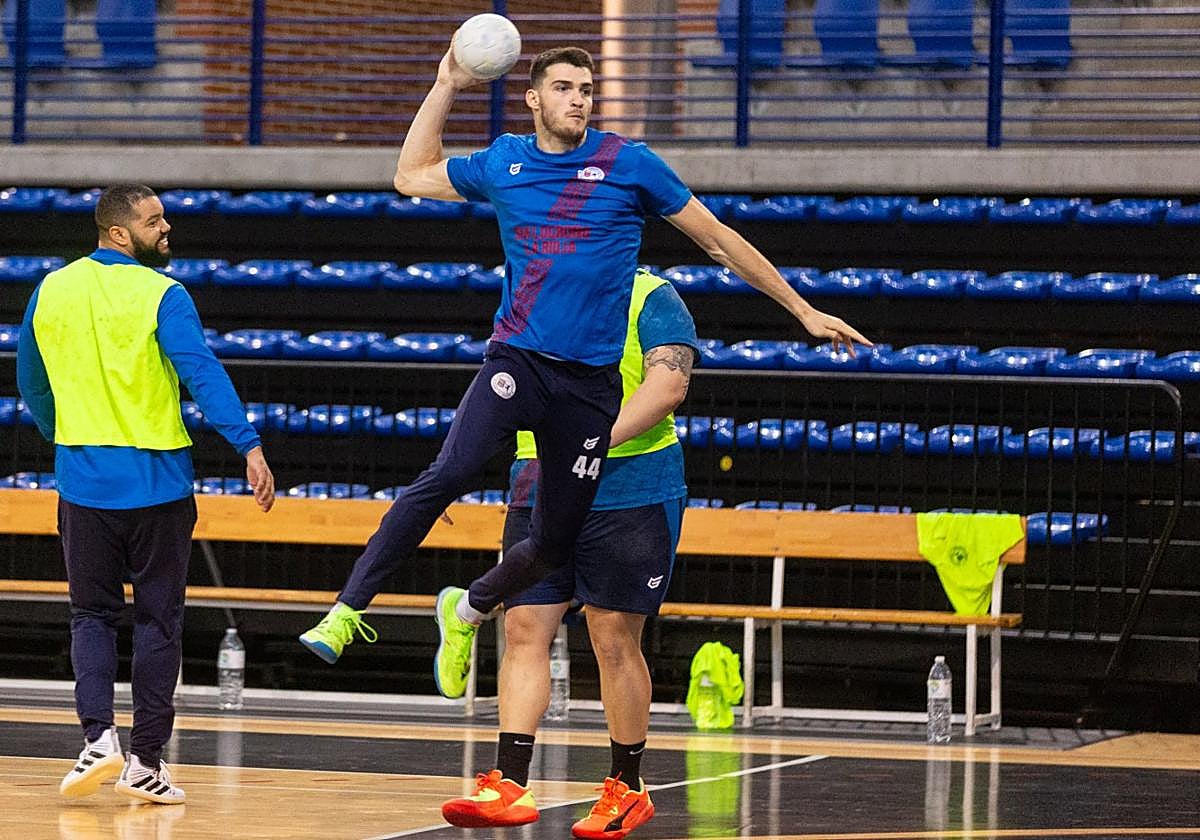 Palomino lanza en suspensión durante el entrenamiento de este viernes en el Palacio.