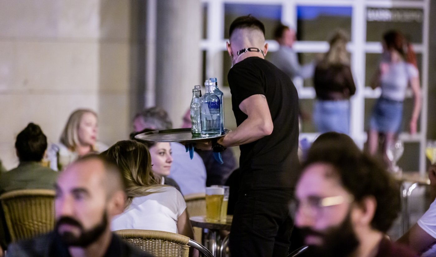 Un camarero trabajando en una terraza en Logroño.