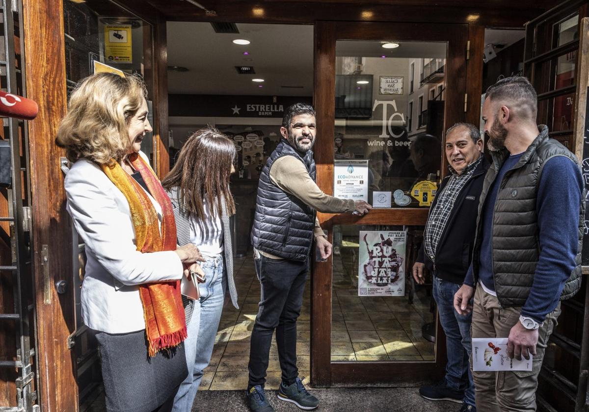 Representantes de Salud, hosteleros y la Asociación de Celíacos, en un establecimiento de Laurel.