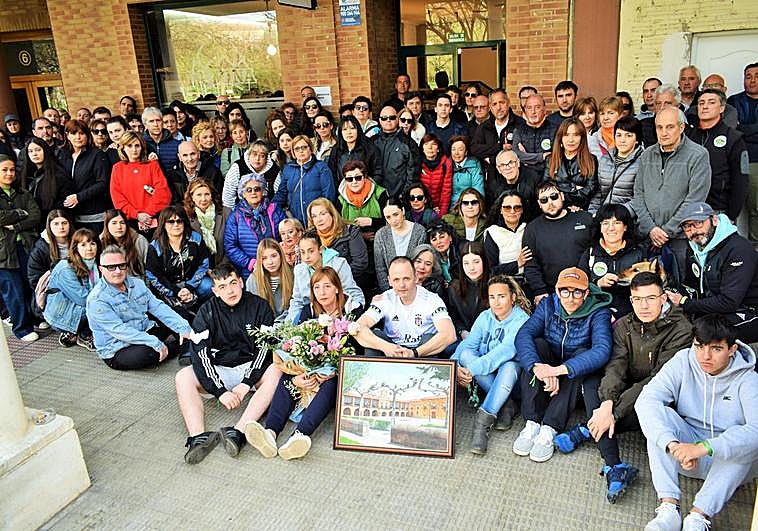 Iván, Minerva y Nacho, en primera fila, rodeados de un centenar de voluntarios que se volvieron a reunir para darles las gracias.