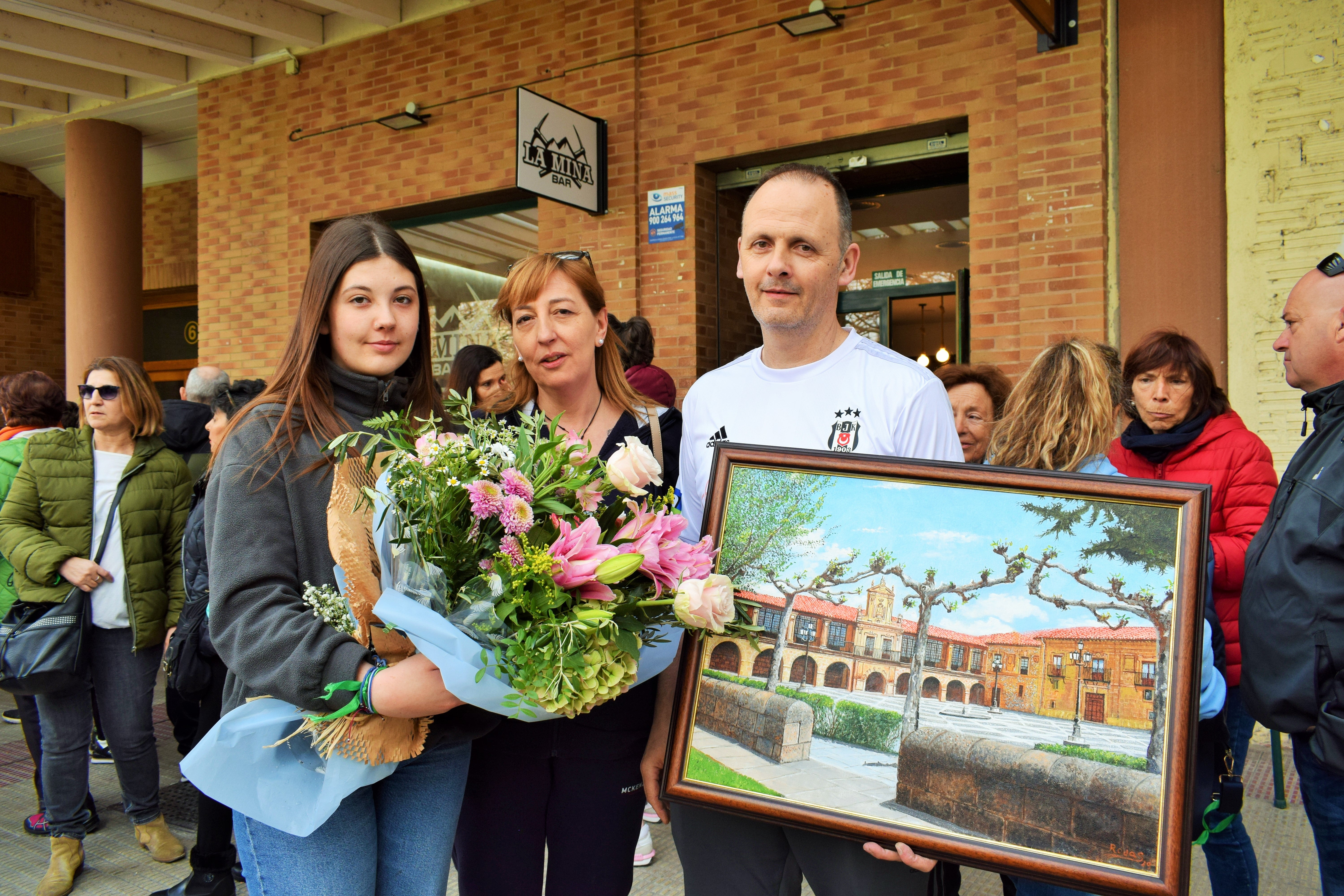 Imagen secundaria 2 - Noelia Pascual dirigiéndose por última vez a los voluntarios. A la derecha, Ángela, Minerva y Nacho, del bar la Mina.