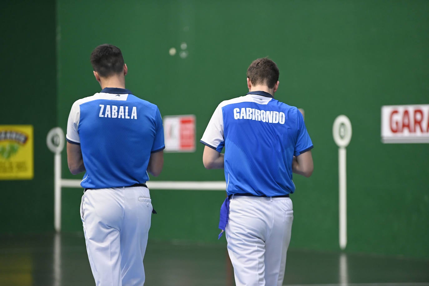 Zabala y Gabirondo, de espaldas, ayer en el frontón Beotibar
