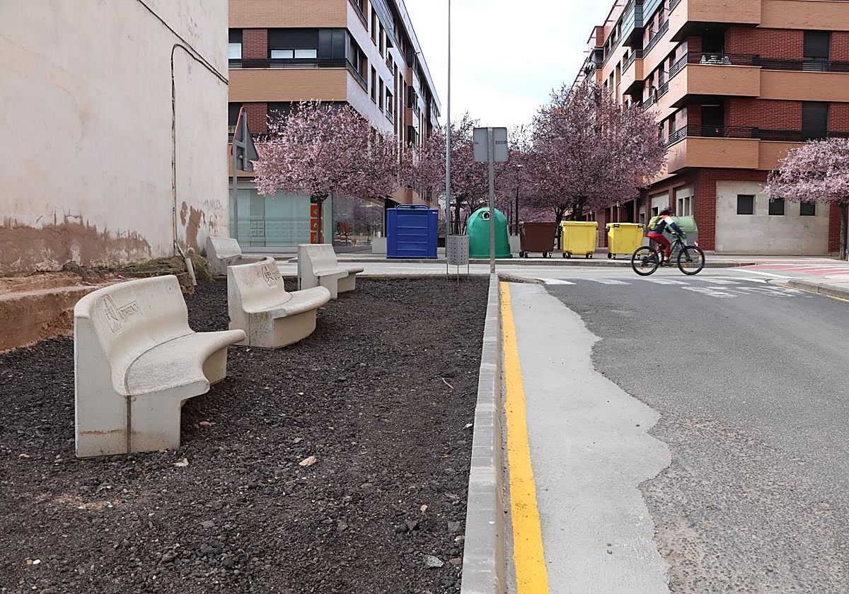 La colocación de los bancos busca impedir el aparcamiento irregular.