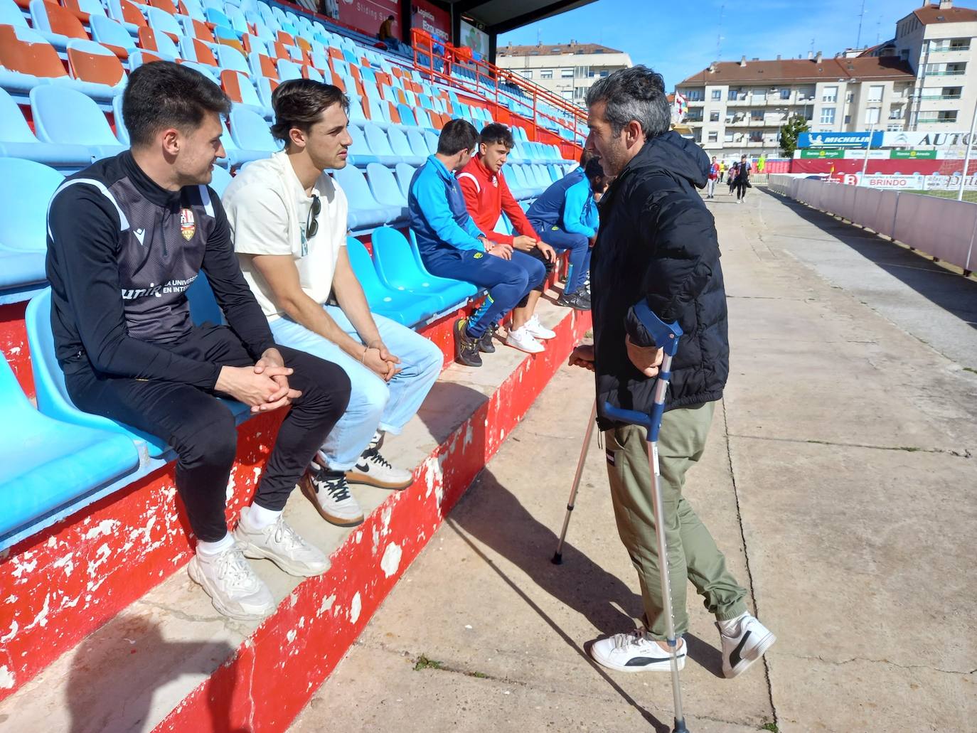 Iñaki conversa con Ander Dulce y Enzo Facchin antes de que comience del partido.