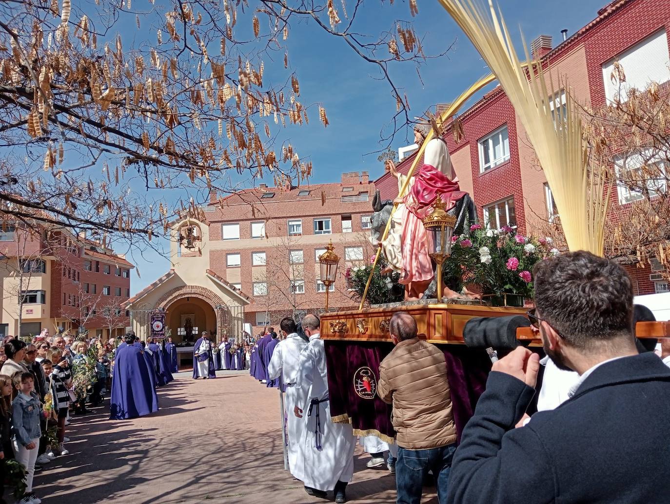 La misa fue a las 10.00 horas en la iglesia de la Asunción para, a las 12.00 horas, celebrarse desde la ermita de Santa Eufemia la bendición de ramos y la procesión.