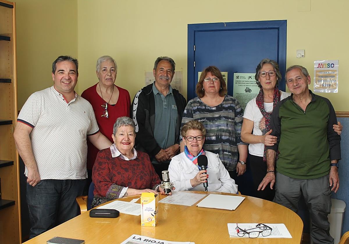 Los 'tertulianos' del taller de radio y podcast, micrófono en mano.