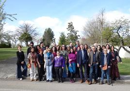 Foto de familia de los participantes durante su retiro, en los jardines del centro 'Ain Karim' de Haro.