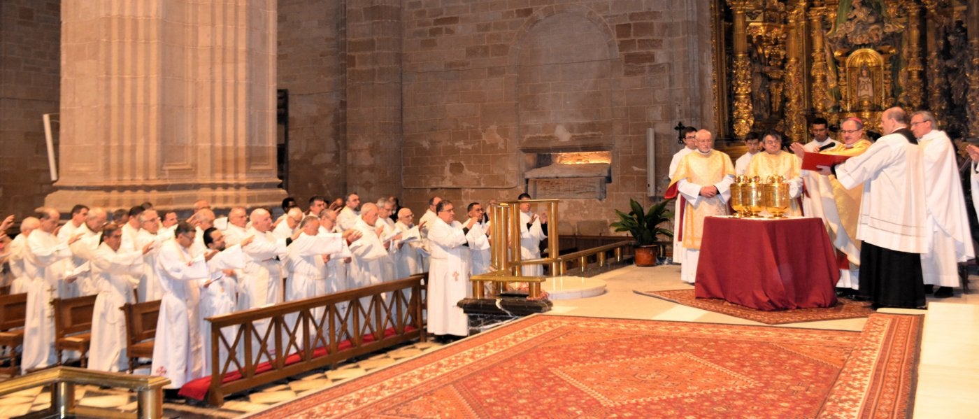 El obispo Santos Montoya consagra el aceite del santo crisma en la misa crismal de este lunes, junto al resto de sacerdotes, en la catedral de Calahorra.