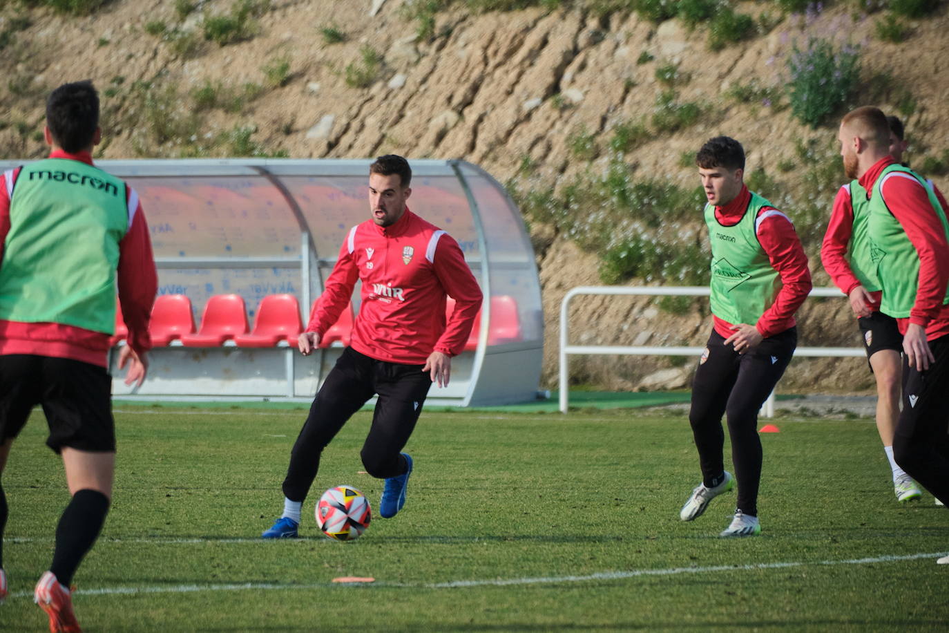 Yurrebaso, autor del gol en Calahorra, avanza con el balón durante el entrenamiento.