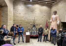 Decenas de vecinos acudieron a la inauguración de la muestra, en la entrada de la Cárcel Real.