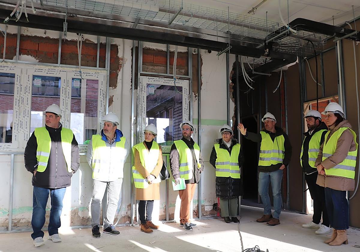 El director de obra y representantes de la empresa explicaron los trabajos a miembros del gobierno local.